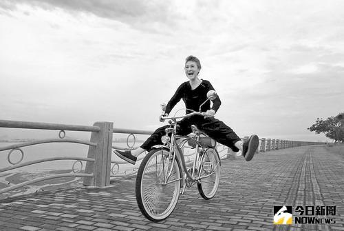 黃炎貞五緣灣留影。