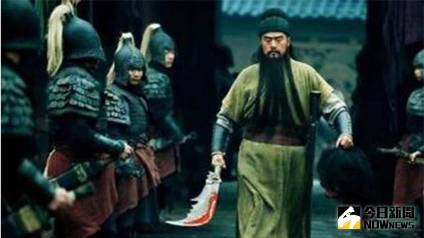 關羽使用青龍偃月刀的形象只在明代小說《三國演義》裡有描述，而《三國志》中並沒有提及關羽的武器。