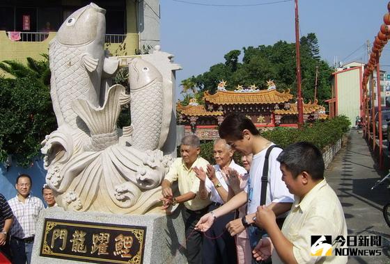 ▲鯉魚伯公廟的入口處增設「鯉躍龍門」石雕，兩尾躍出龍門的鯉魚狀，栩栩如生。〈圖／記者黃玿琮攝〉