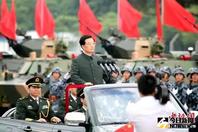 胡錦濤視察駐港部隊。