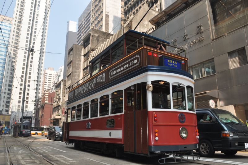 ▲香港觀光電車有著1920年代的風格外觀，帶領旅客穿越香港，認識文化與歷史故事。（圖／馬怡健攝）