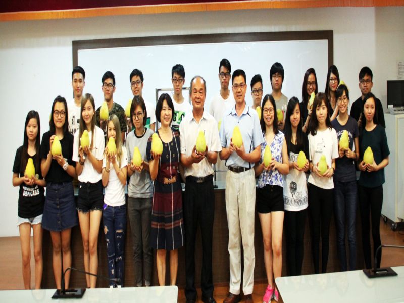 麻豆柚農謝金田與李寶桂夫婦贈送文旦一批，供台灣首府大學近200位境外生品嚐，讓這批學生體會台灣濃濃的人情味。