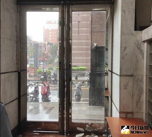 ▲新北市銀行天花板大理石掉落傷人。（圖／翻攝自網路截圖）