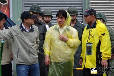 台南市放半天颱風假引起不少市民怨言，台南市長賴清德（前中）27日視察仁德區防汛工程，面對媒體詢問時表示，放不放假是以市民安全為最優先考量，也要考量城市生產力，對市民造成不便之處請大家諒解。中央社記者楊思瑞攝 105年9月27日