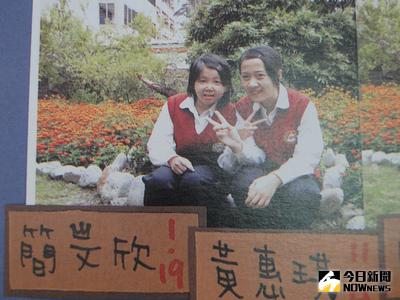 花蓮四維高中校友簡文欣（左）罹患淋巴癌過世，留下1篇感恩草稿、1副捐贈大體。她的母親劉玟華強忍悲慟，1日捐出大體致敬金新台幣5萬元給女兒學弟妹作為營養午餐基金。中央社記者李先鳳攝  105年9月1日