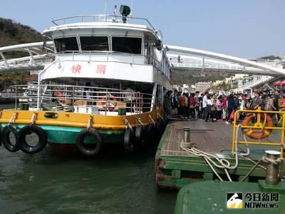 旗津渡輪班班客滿 高雄市往旗津的鼓山輪渡站20日人車壅塞，渡輪班班客滿，乘客候船要半小時。中央社記者王淑芬攝 104年2月20日