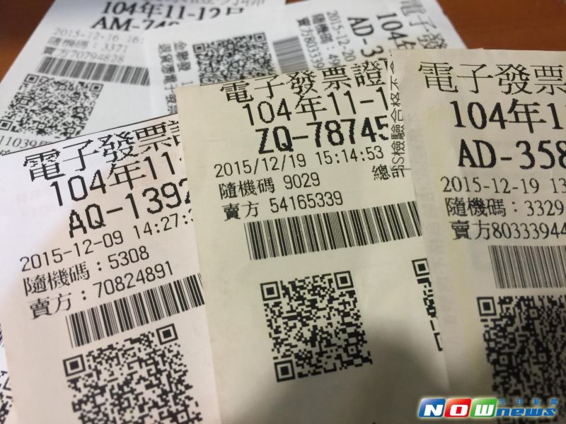 立法院三讀通過「加值型及非加值型營業稅法部分條文修正草案」，日後消費者只需拿出一張信用卡，就可同步具有付款、儲存發票、自動兌獎並領獎等功能。（圖／記者顏真真攝，2015.12.22）