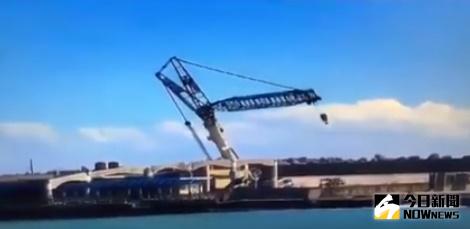 ▲梅姬強風威力大，花蓮700噸吊車被吹翻。（圖／翻攝自爆料公社）