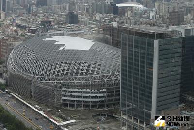 大巨蛋停工1年多，北市府日前表態擬朝解約方向進行，遠雄集團董事長趙藤雄13日召開記者會時說，希望能繼續蓋完，並稱曾有第三方人士居間調和大巨蛋案。北市府發言人林鶴明傍晚表示，熱心人士很多，但公安不能打折，還是要達到法律、契約規定才能解決問題。中央社記者徐肇昌攝　105年7月13日