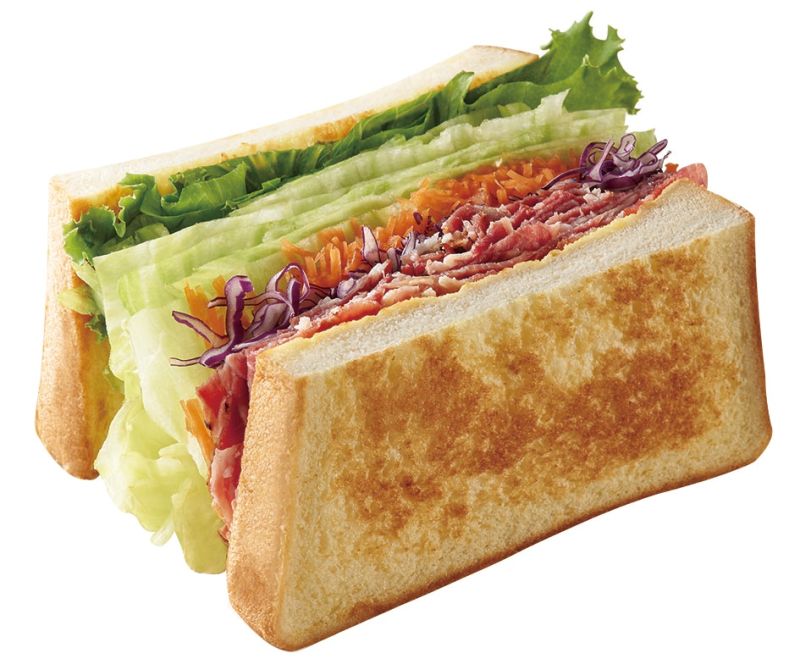 ▲摩斯漢堡適逢25周年，全新季節限定早餐煙燻牛肉三明治新上市，採用煙燻的紐西蘭特選牛胸肉，搭配多樣蔬菜提高營養價值。（圖／摩斯漢堡提供）