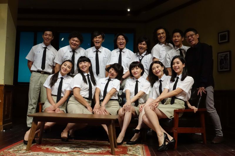 全民大劇團 同學會 同鞋 原創劇本書簽書會導演謝念祖全身慘遭演員簽名 好像回到畢業典禮 星光娛樂流行網