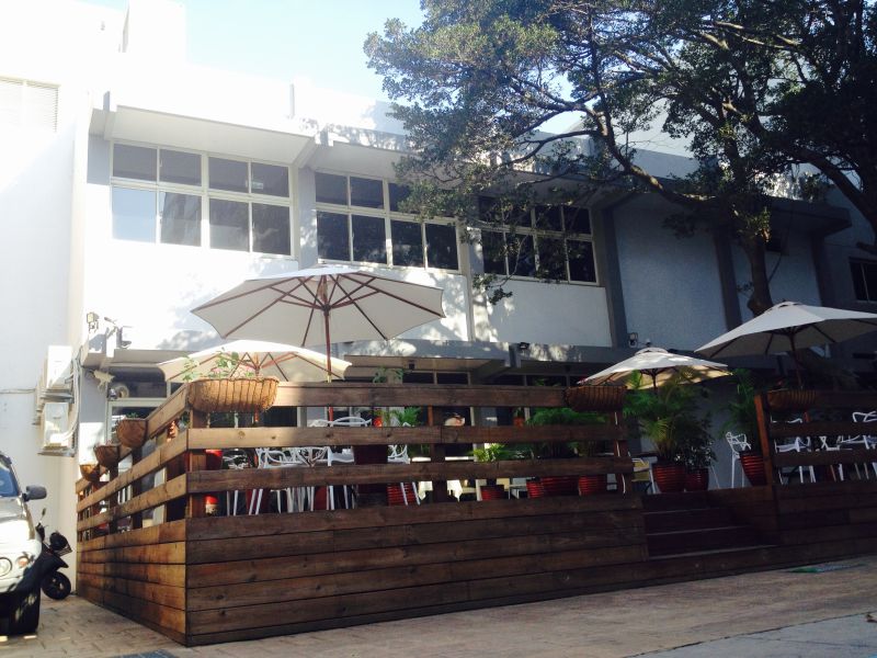 ▲城巿規劃館販賣部今起開張營運，精緻的客家文創伴手及戶外的休閒景緻，儼然巿外桃源。（記者林錫霞／攝）