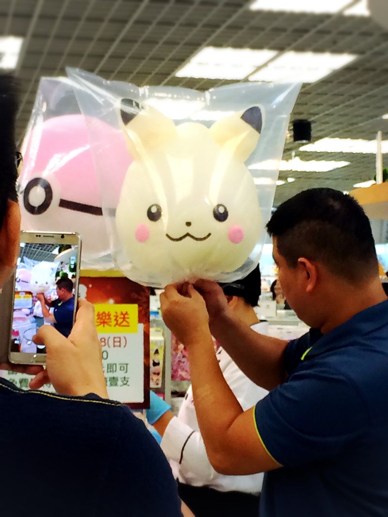 ▲Pokémon GO熱潮持續發燒，台隆手創館推出寶可夢棉花糖限時歡樂送，皮卡丘、寶貝球的可愛造型，引起消費者熱烈響應。（圖／台隆手創館提供）