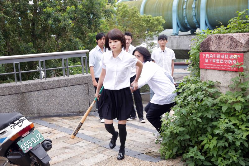 ▲張韶涵（中）拿著球棒「英雄救美」超殺。（圖／天涵提供，2016.09.20）