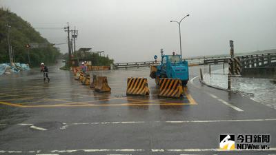 莫蘭蒂颱風來襲影響，為花蓮溪流域帶來豪大雨，造成台11線花蓮大橋水位急速上漲，公路單位14日下午1時緊急封閉橋梁。（公路總局提供）中央社記者李先鳳傳真  105年9月14日
