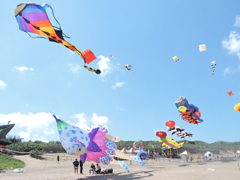 ▲北海岸國際風箏節邀集世界各國風箏好手齊聚石門白沙灣，進行一連串精彩風箏競技展演。（圖／記者黃村杉攝）。
