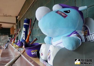 富邦金控與義大育樂簽署合作備忘錄，接手義大犀牛隊，進軍中華職棒，至於未來隊名也在評估中，不會是富邦勇士或富邦公牛。圖為義大犀牛以吉祥物「大義」形象做成的娃娃「大大義」，與球具一起放在球場邊的球員休息室。中央社記者江佩凌攝　105年9月7日