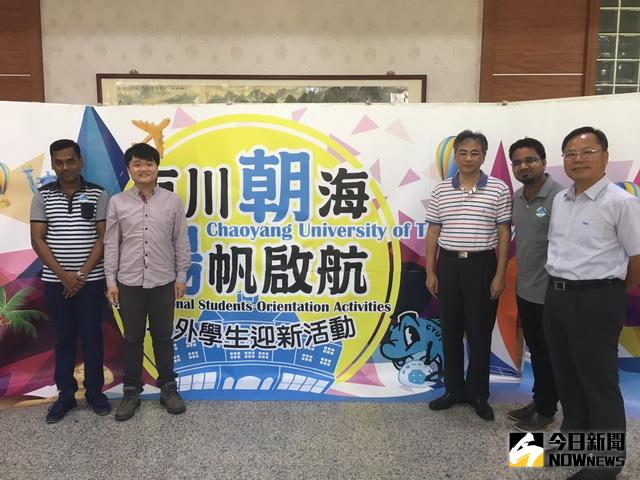 ▲朝陽科大校長鄭道明（中）國際長余文德（右一）和博士班境外生合影。圖／林重鎣攝）