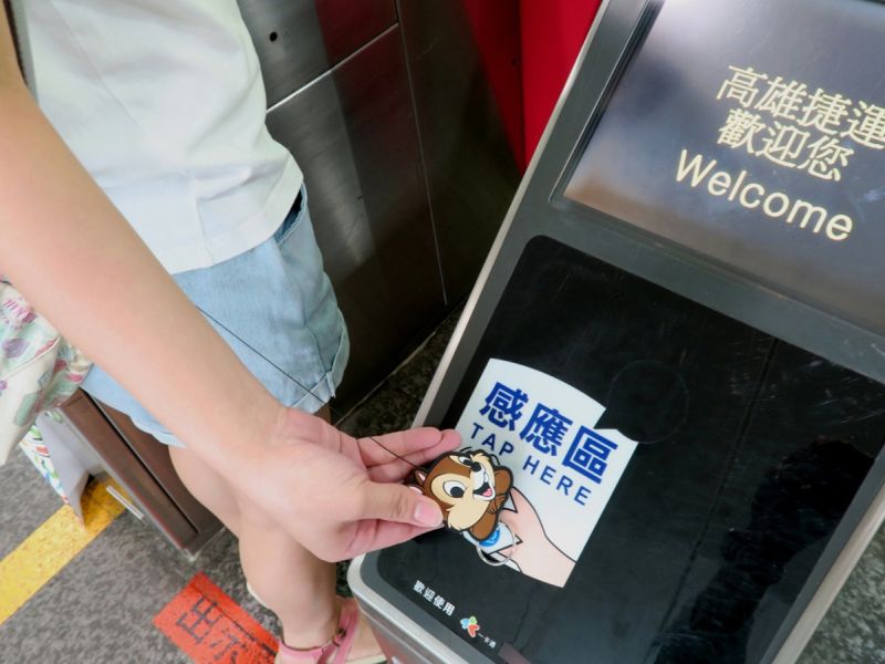 ▲一卡通造型卡含伸縮繩，嗶卡更便利。（圖／記者何沛霖攝）