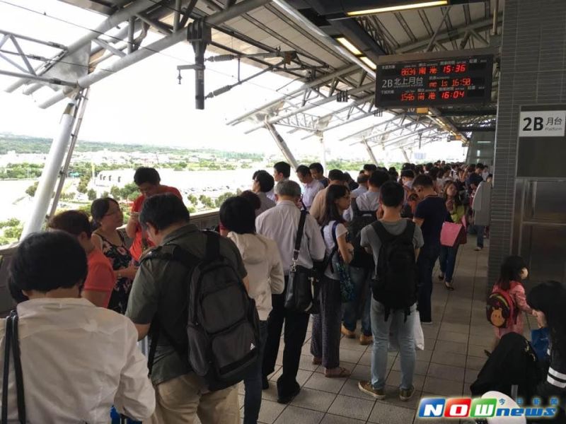 ▲台中無風無雨，但高鐵列車故障停駛，大批旅客在月台上等待。（圖／記者彭媁琳攝,2016.09.14）