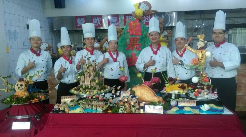▲慶祝教師節，永平工商餐飲科師生製作「百果山宴猴塞雷」敬拜祖師爺。(圖片來源：永平工商)