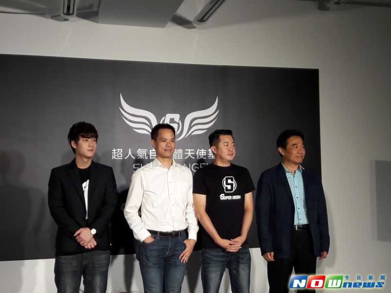 ▲看好「網紅經濟」，「超人氣自媒體天使基金Super Angle」宣布成立，右起昇華娛樂董事長俞惟中、超人氣娛樂執行長黃冠融、世紀智庫管理顧問創辦人許景泰、網路紅人「那對夫妻」成員Kim。（圖／記者趙曉慧攝，2016.09.07）