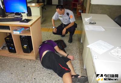 嘉義市1名男子因工作不順心，竟吞食100多顆安眠藥企圖尋短，後來又反悔，跑到派出所求救，在值班員警面前倒下，由警方緊急送醫。（警方提供）中央社記者江俊亮傳真  105年9月1日
