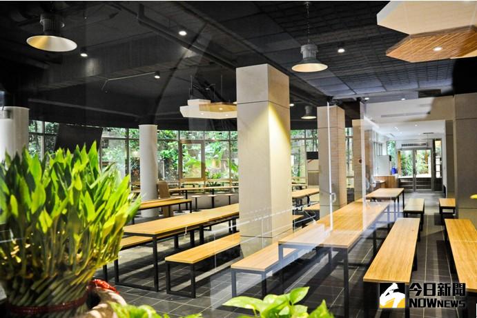 ▲改造過後的學生餐廳 媲美百貨公司等級的裝設（圖／世新大學新聞人報社）