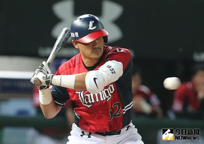 中華職棒Lamigo桃猿隊強打陳金鋒18日出席引退賽，陳金鋒4打席被三振3次。中央社記者徐肇昌攝  105年9月18日