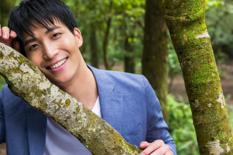 ▲吳翔震寫真書《抱你寫詩》。（圖／映象帝國）