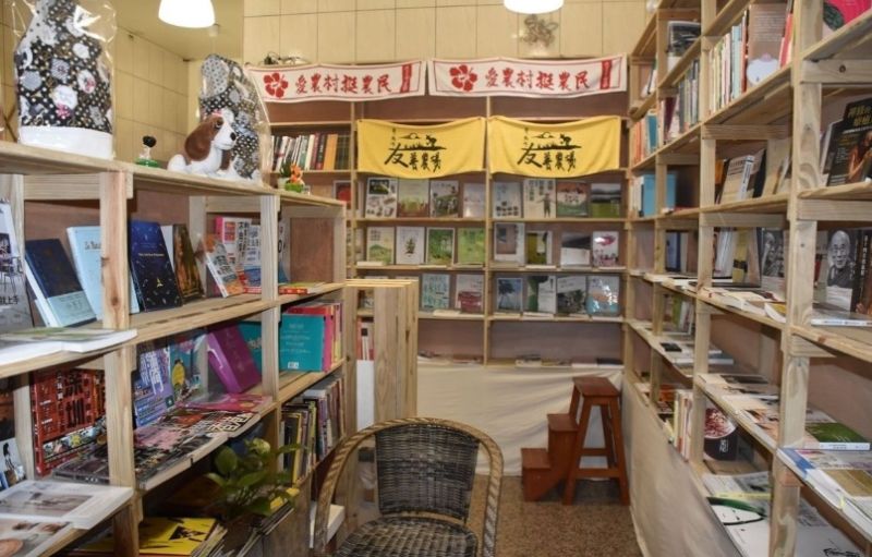 ▲獨立書店內陳列各類在地新書及二手書。（記者郭春輝攝）