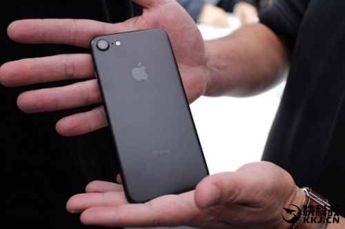 蘋果今日釋出iOS 15.6，將可能是iPhone 6s系列、iPhone 7系列、初代SE等舊iPhone的最後更新。（圖／資料照片）