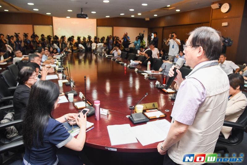 ▲勞動部今（8）日再次召開工資審議委員會，即便原先放話「傾向不出席、態度一致」的資方代表，最終在中華民國商業總會副秘書長劉恆元、中華民國工業區廠商聯合總會理事曾寶祥兩人出席的情況下，打破了「零出席」的預測。（圖／記者陳明安攝）