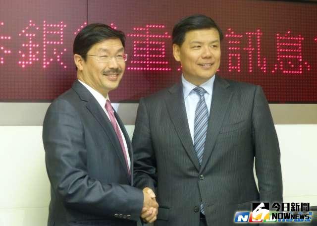 ▲開發金控總經理楊文鈞（右）明年1月將轉戰國際私募基金KKR擔任大中華區總裁。（圖／NOWnews資料照）