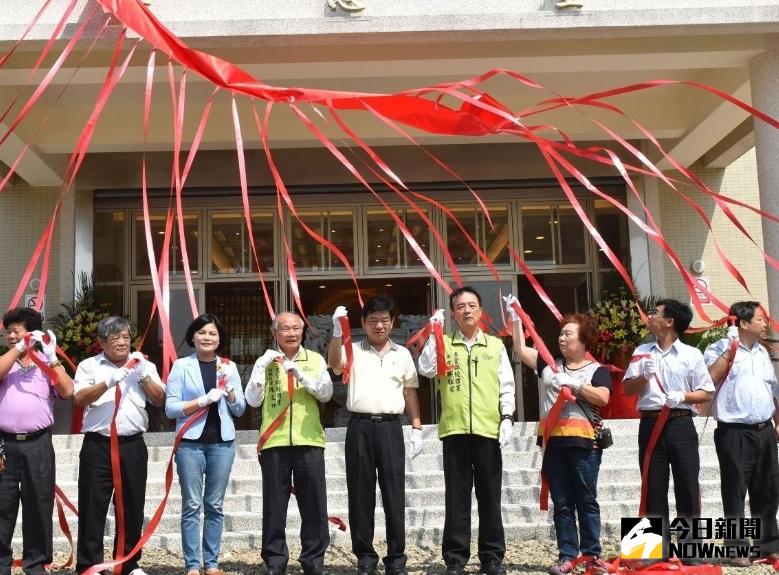 ▲褒忠埔姜崙生命紀念園區慈恩堂落成，六輕副總陳文仰等應邀揭幕。（記者郭春輝攝）