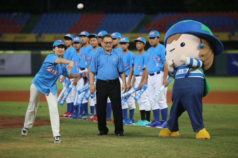 ▲全球人壽贊助亞洲青棒錦標賽，由全球人壽董事林文惠(圖左)擔任開球嘉賓。（圖／公關照片）