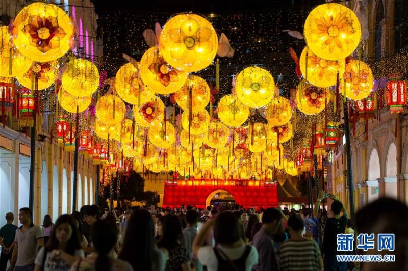9月10日，市民和遊客在澳門議事亭前地觀看中秋節燈飾。
