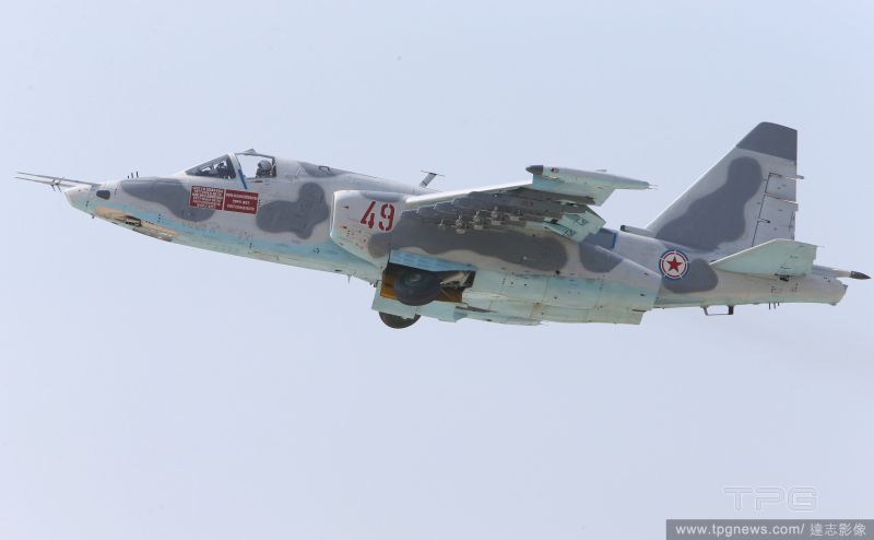 ▲北韓24日在元山高調舉行航空展，北韓空軍Su-25攻擊機飛行表演。（圖／達志影像）