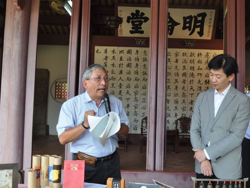 ▲台南市鳳凰城文史協會理事長歐財榮老師(左)詳細說明走讀活動，右為文化局長葉澤山。