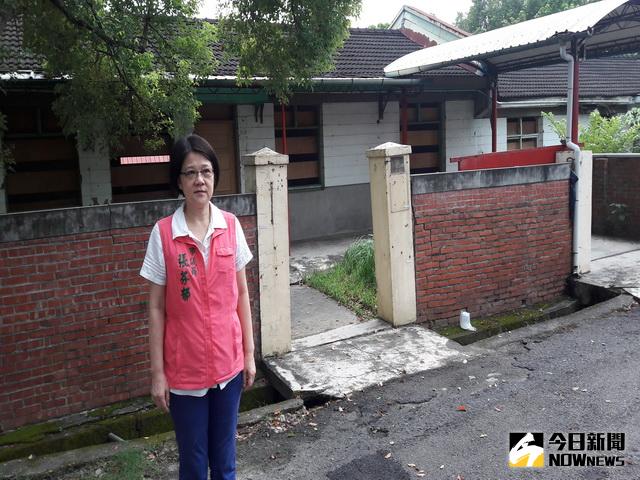 ▲張芬郁指光復新村工程規劃不明。（圖／林重鎣攝）
