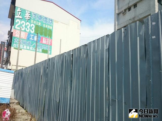 ▲未重建大樓用圍籬圍住。（圖／林重鎣攝）