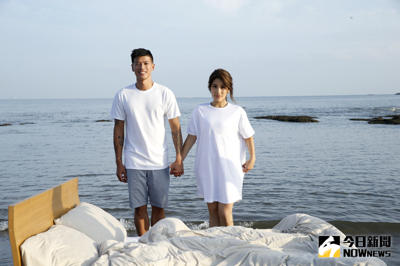 ▲劉明湘（右）與運動明星王信凱在海邊「滾床單」。（圖／喜歡音樂提供，2016.09.28）