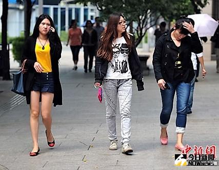 『白露身不露』 北京街頭行人『混搭裝』出行。
