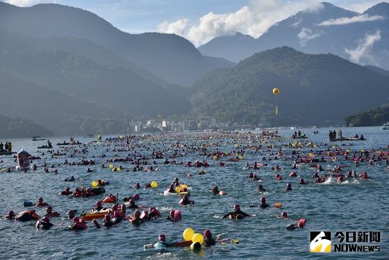 ▲日月潭國際萬人泳渡活動，湖面上的盛況。