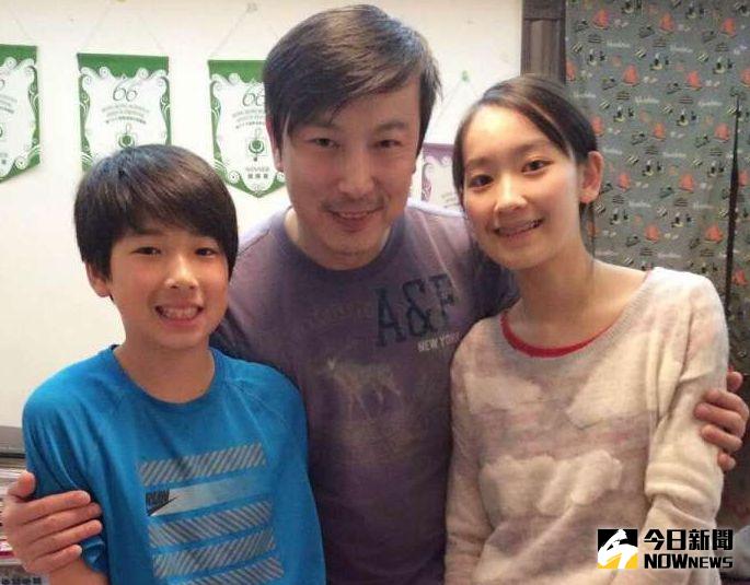 ▲兒子對「性」方面常有疑問，林煒（中）幾度被問倒。（圖／衛視中文台，2016.09.20）