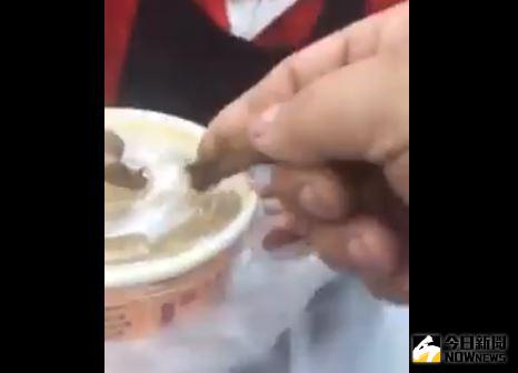 ▲大腸麵線吃到屎，網友：星爺早有預言。（圖／翻攝自臉書）