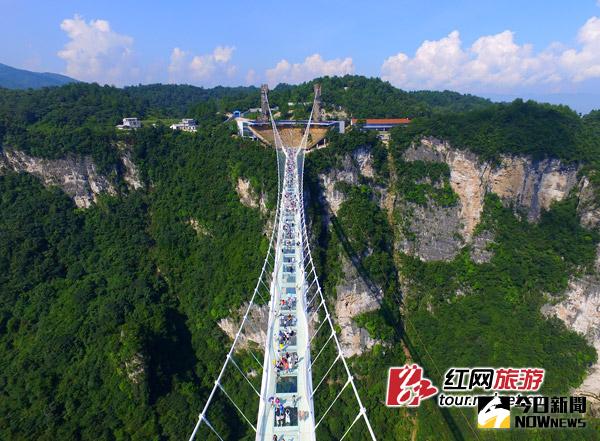 在一再推遲開放時間後，8月20日，張家界大峽谷玻璃橋開放試營業。然而，在試營業12天後，整個景區被爆封閉整改，暫停營業。