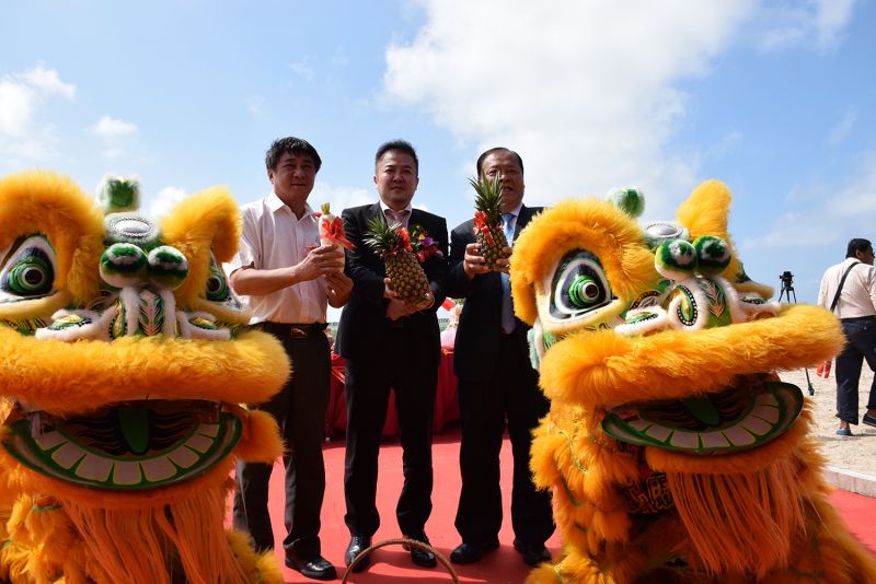 ▲重光度假旅館動土典禮獻果，左至右為澎湖副議長陳雙全、樺福遠航集團董事長張綱維、澎湖縣長陳光復。（圖／遠航提供）