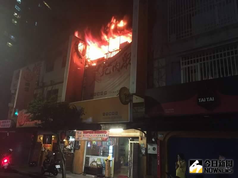 ▲中和燒肉店3樓起火，警消救援無人傷。（圖／翻攝自爆料公社）