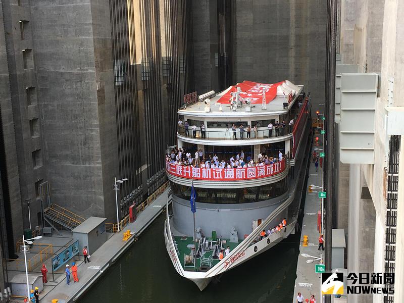 9月18日，「長江三峽9號」郵輪從三峽升船機通過。
